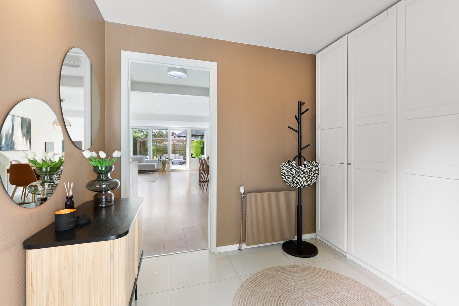 Entreen leder inn til stue og kjøkken Galleribilde