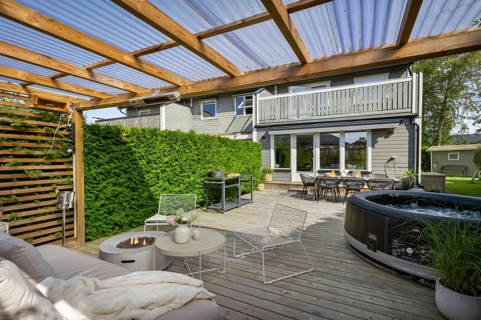 Terrassen er på hele 62 m² og har god plass til flere sosiale soner. Bygd i 2021 Galleribilde