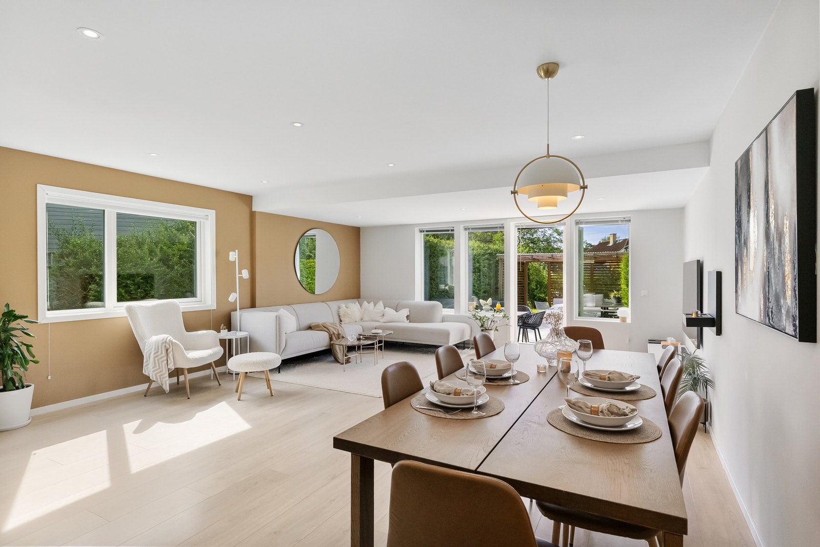 Sjelden anledning - Strøkent og utbygd enderekkehus med fantastisk terrasse, hage og balkong. Flytt rett inn! Galleribilde