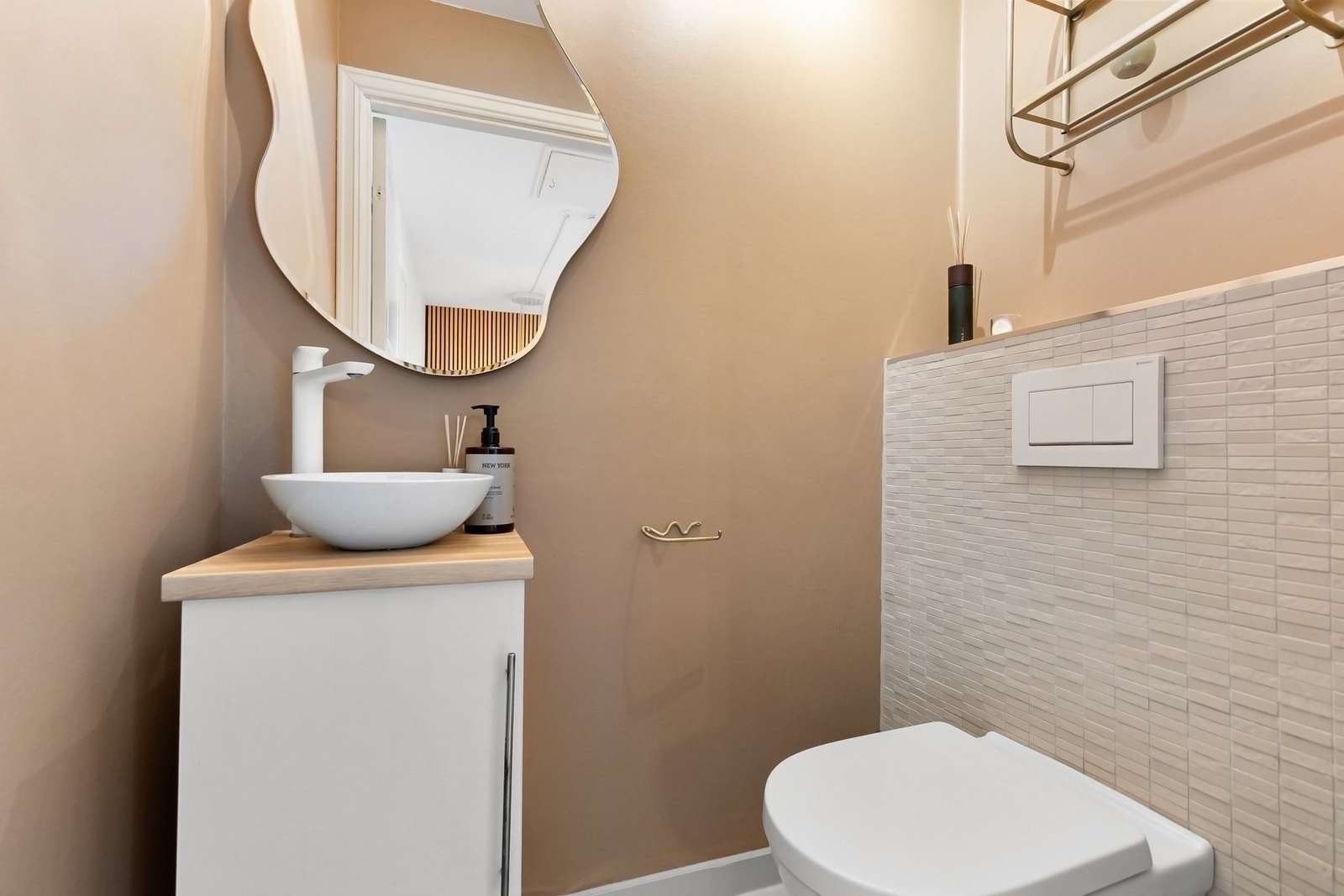 Praktisk separat WC-rom. Oppgradert i 2021 Galleribilde