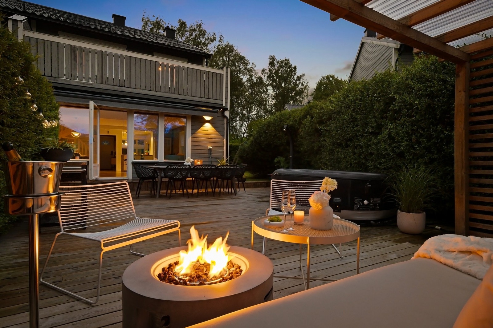 Boligen har et uteområde på totalt 85 kvm som består av terrasse, hage og balkong Galleribilde