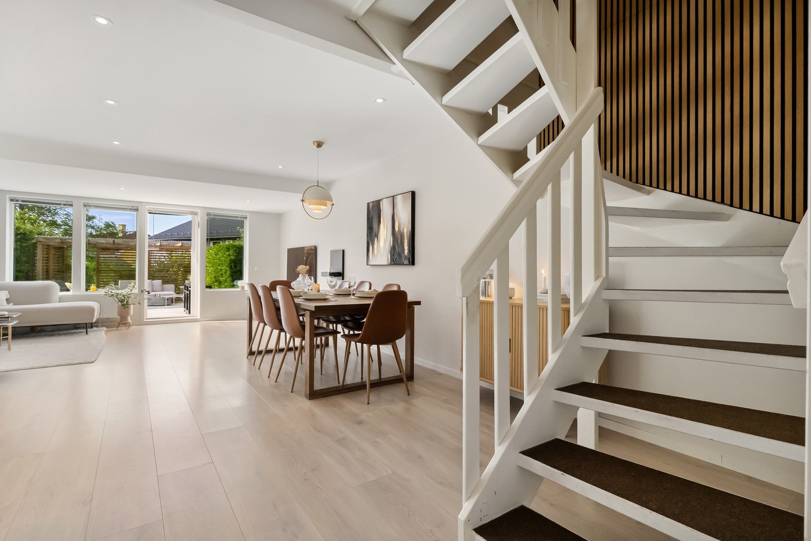 Trappen leder opp til tre gode soverom, bad og separat WC Galleribilde