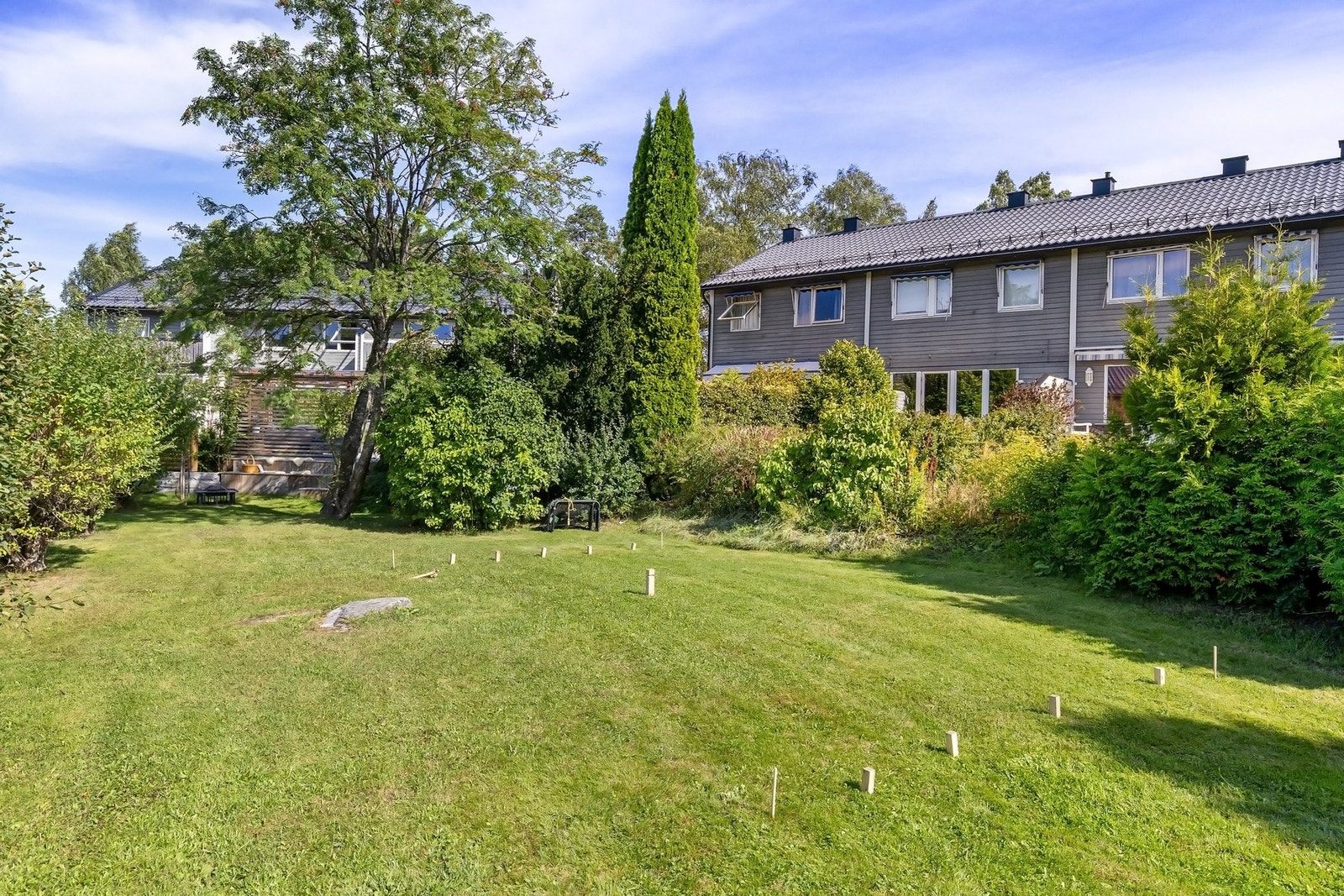 Boligen ligger i et trafikkfritt og barnevennlig borettslag, omgitt av grøntområder Galleribilde