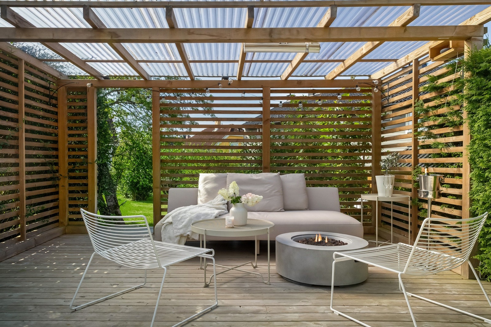 Pergolaen med plasttak på ca 10 m² Galleribilde