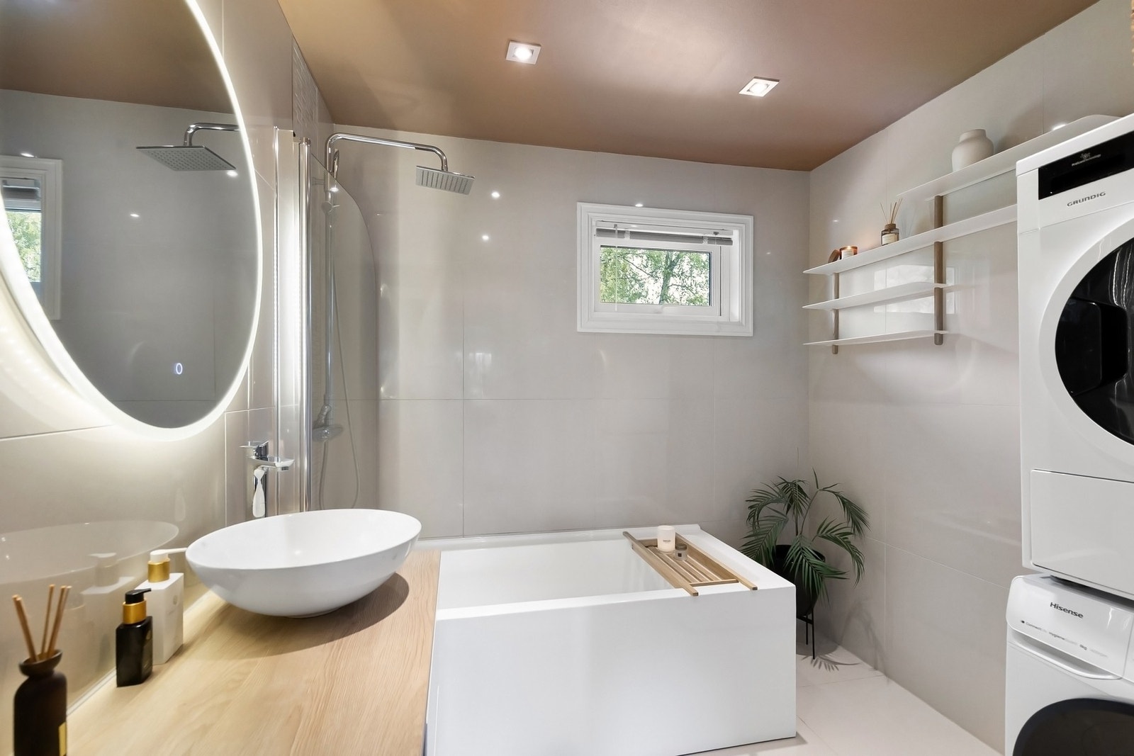 Delikat og stilrent bad fra 2016 med flislagte gulv og vegger. Opplegg for vaskemaskin Galleribilde