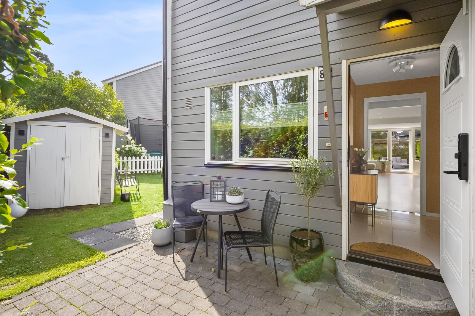 Inngangspartiet er opparbeidet med brostein og byr på morgen/-formiddagssol. Elektronisk dørlås Galleribilde