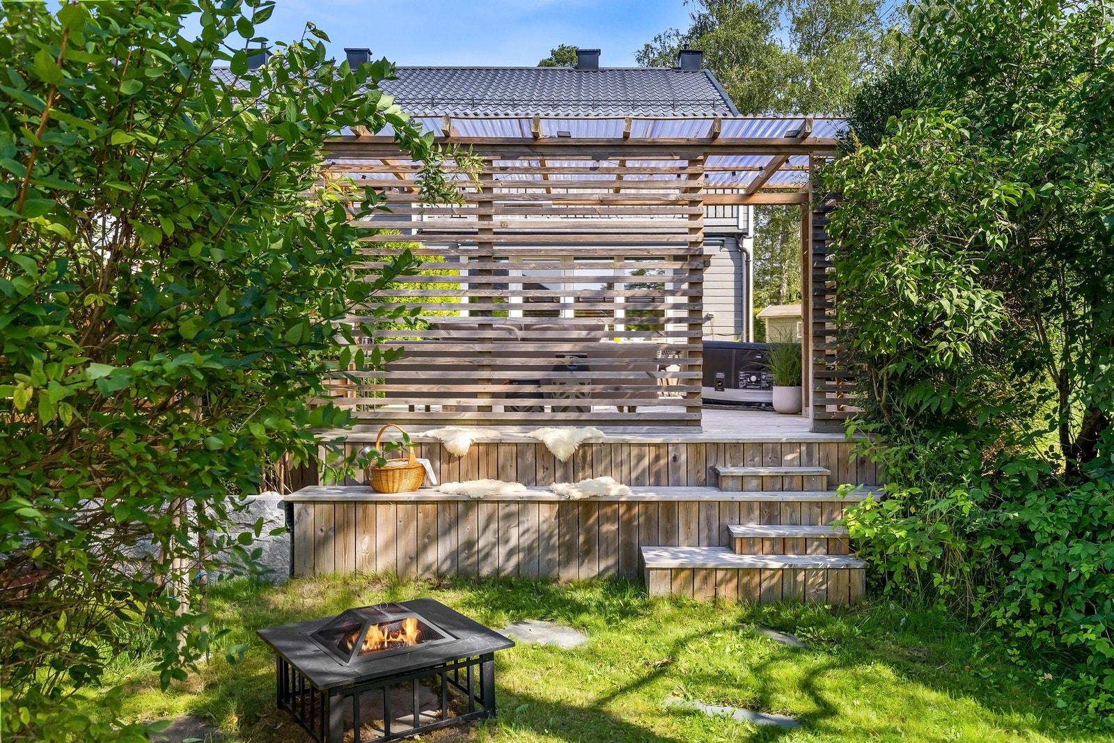 Terrassen er pent opparbeidet og har trapp ned til grøntområde Galleribilde