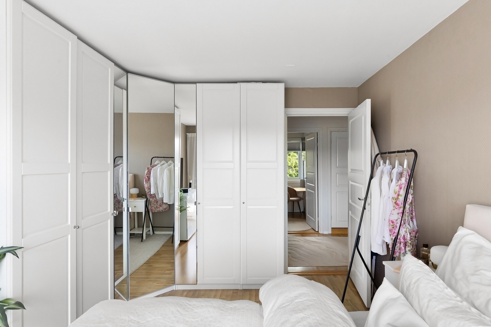 Svært god lagringsplass i medfølgende garderobe Galleribilde