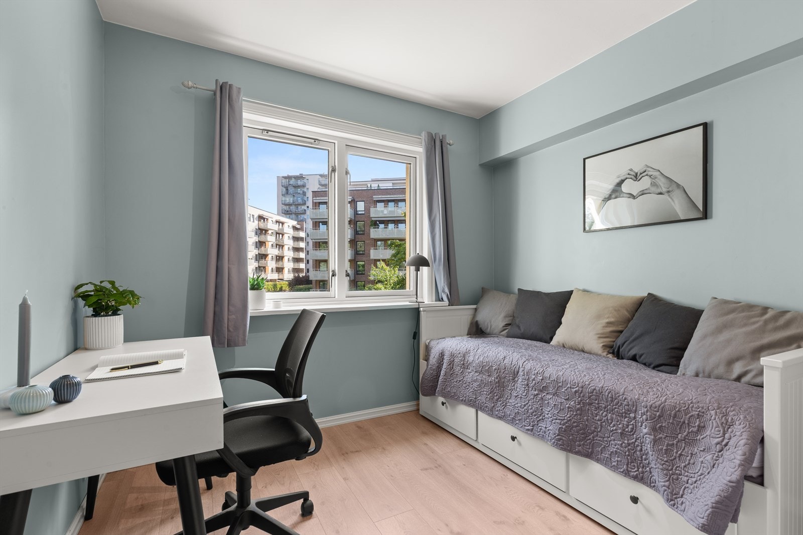 Soverom 2 er også av god størrelse, med plass til både seng og kontorløsning. Galleribilde