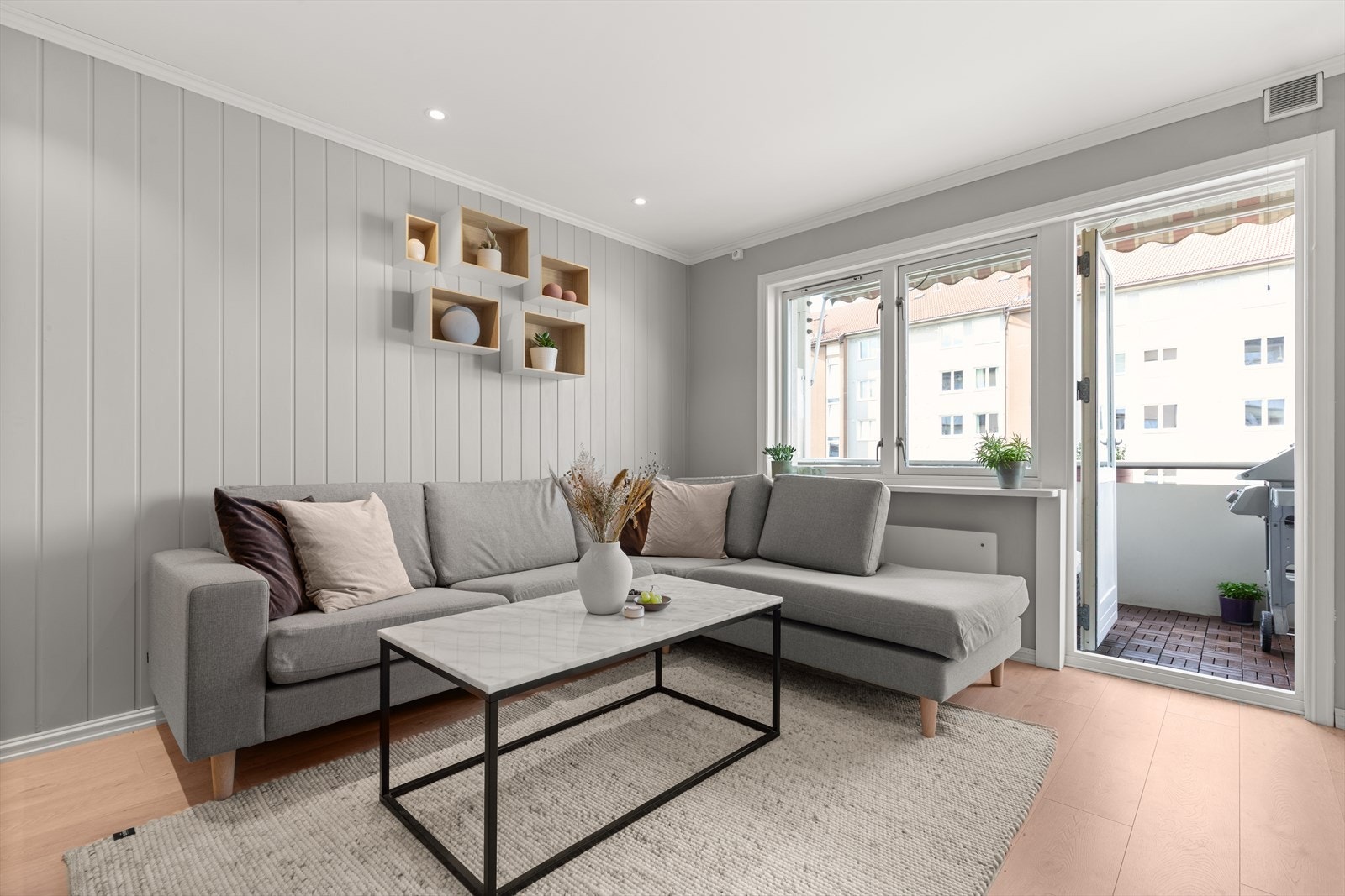 Stuen er malt i lyse og fine farger, som skaper en god harmoni og atmosfære. Galleribilde