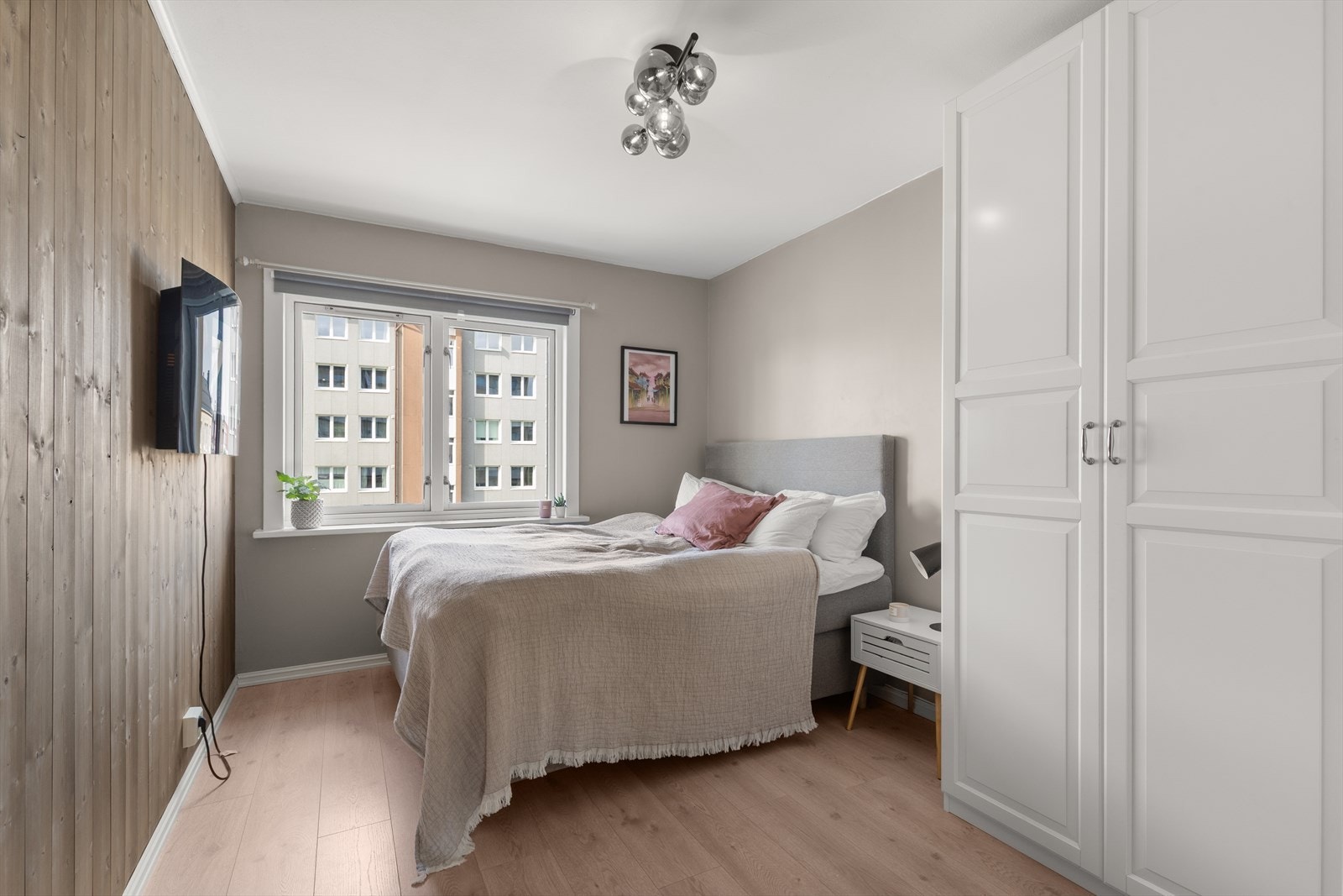 Leiligheten har to flotte soverom - Dette hovedsoverommet er av god størrelse med god plass til dobbeltseng, tilhørende møblement og stor garderobeløsning. Galleribilde