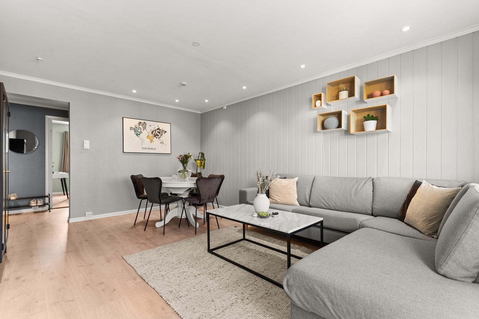 Stuen er fint soneinndelt med god plass til spisebord, perfekt for sosiale og hyggelige sammenkomster. Galleribilde