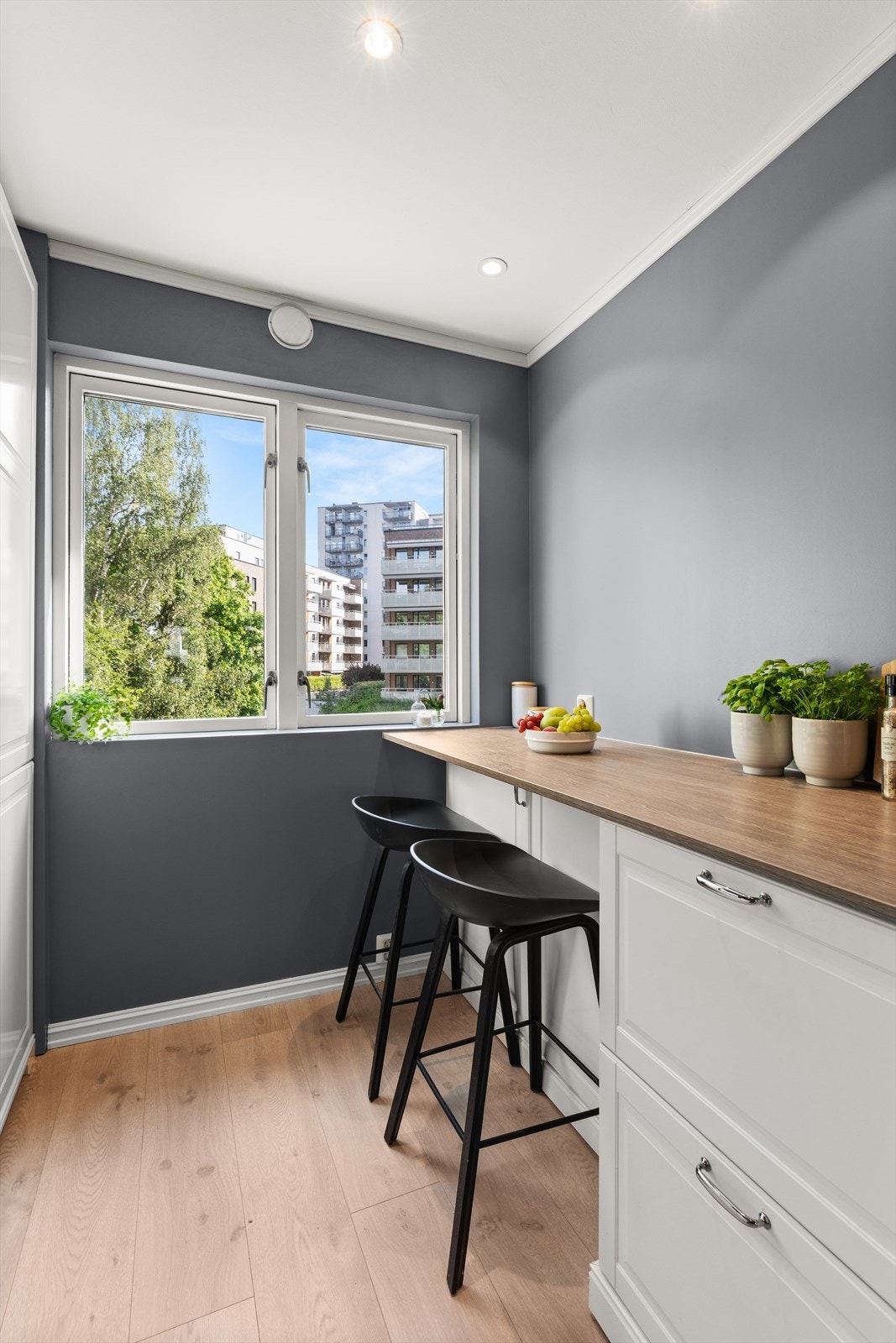 Her kan du nyte frokosten med hyggelig utsikt fra kjøkkenet. Galleribilde