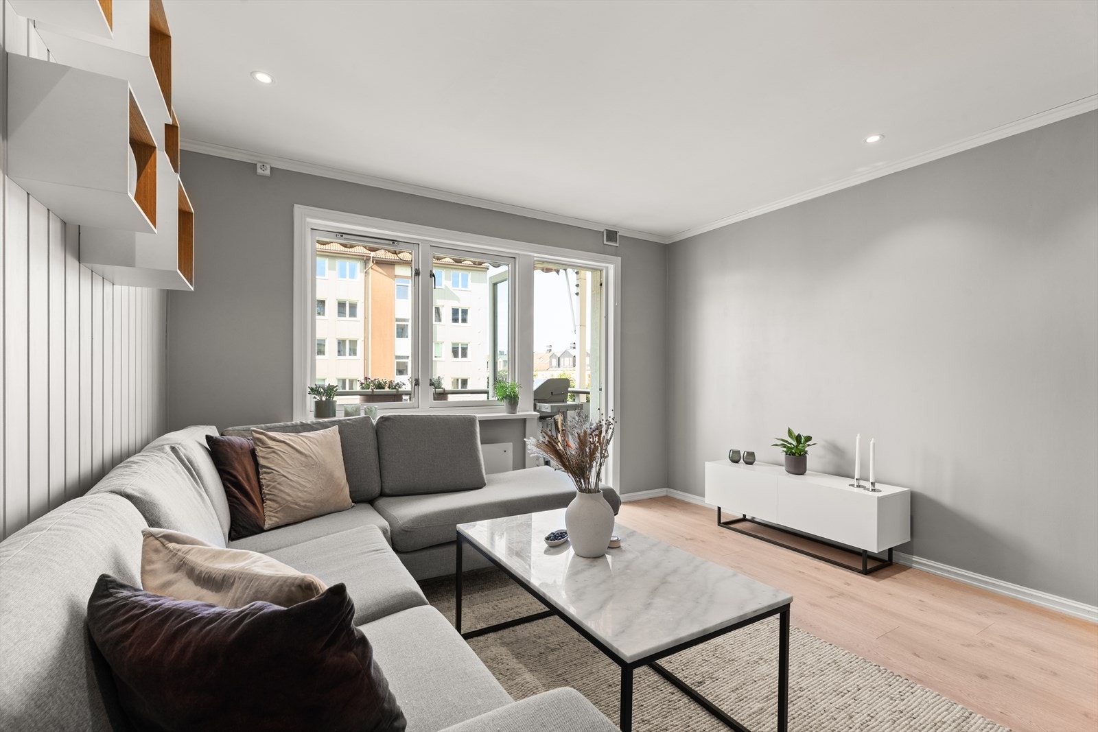 Lys og luftig stue, stuen har god plass til stor sofagruppe, tilhørende møblement og utgang til leilighetens flotte og solrike balkong. Galleribilde