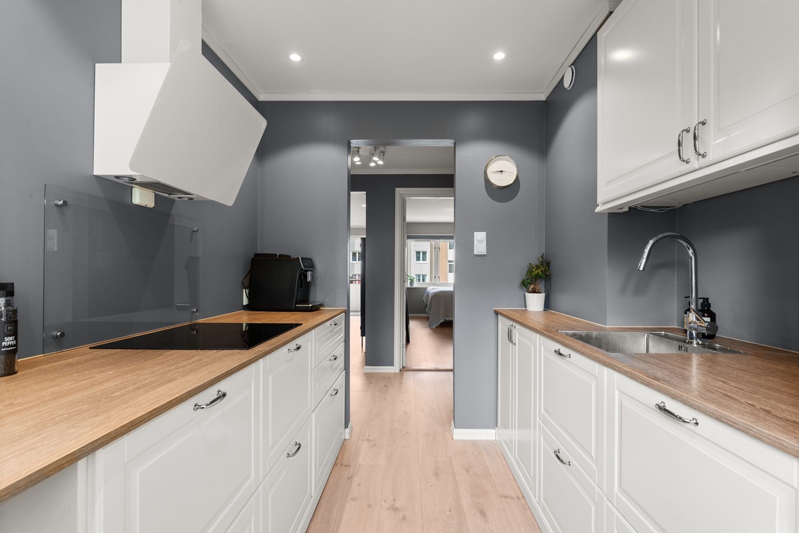 Stort og delikat kjøkken fra 2018. Kjøkkenet har rikelig med benke-/og skapplass, integrerte hvitevarer, vindu som gir godt med naturlig lys og fin frokostsone. Galleribilde