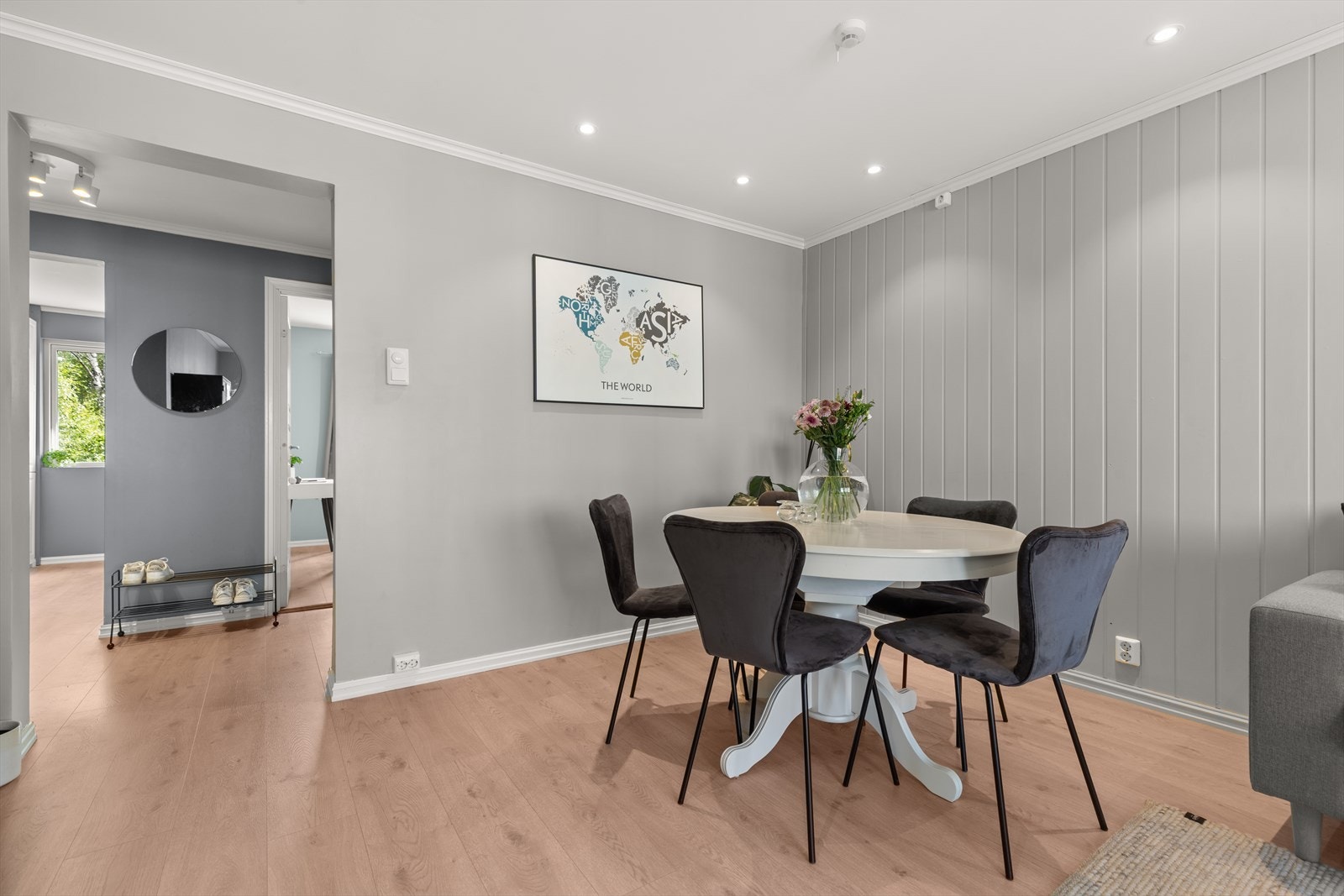 God plass til stort spisebord, legg også merke til det gode og gjennomgående lysinnslippet i leiligheten. Galleribilde