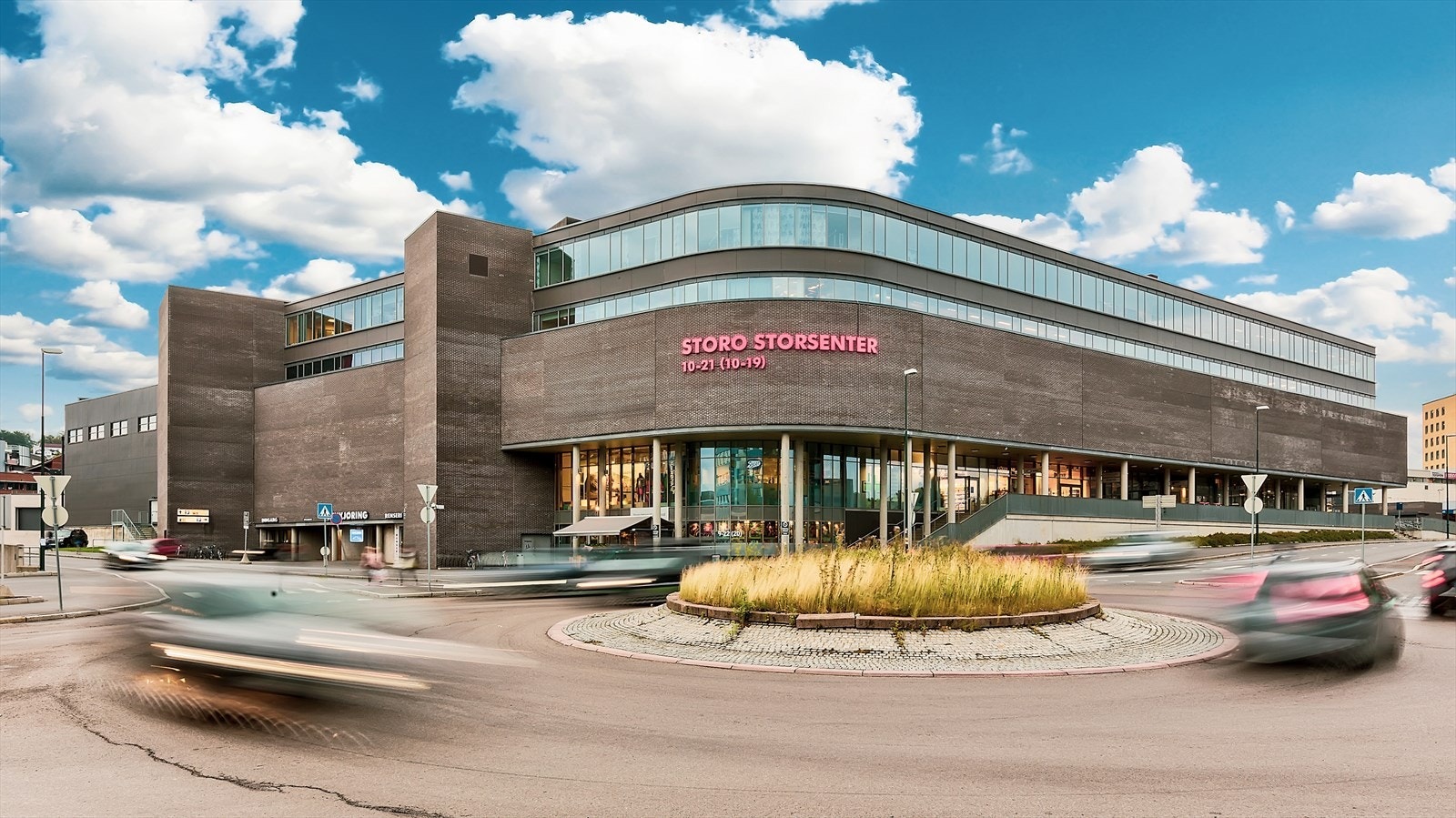 Storo Storsenter ligger også rett ved leiligheten, her finner du kjøpesenter, kino, treningssenter og et bredt utvalg av spisesteder. Galleribilde