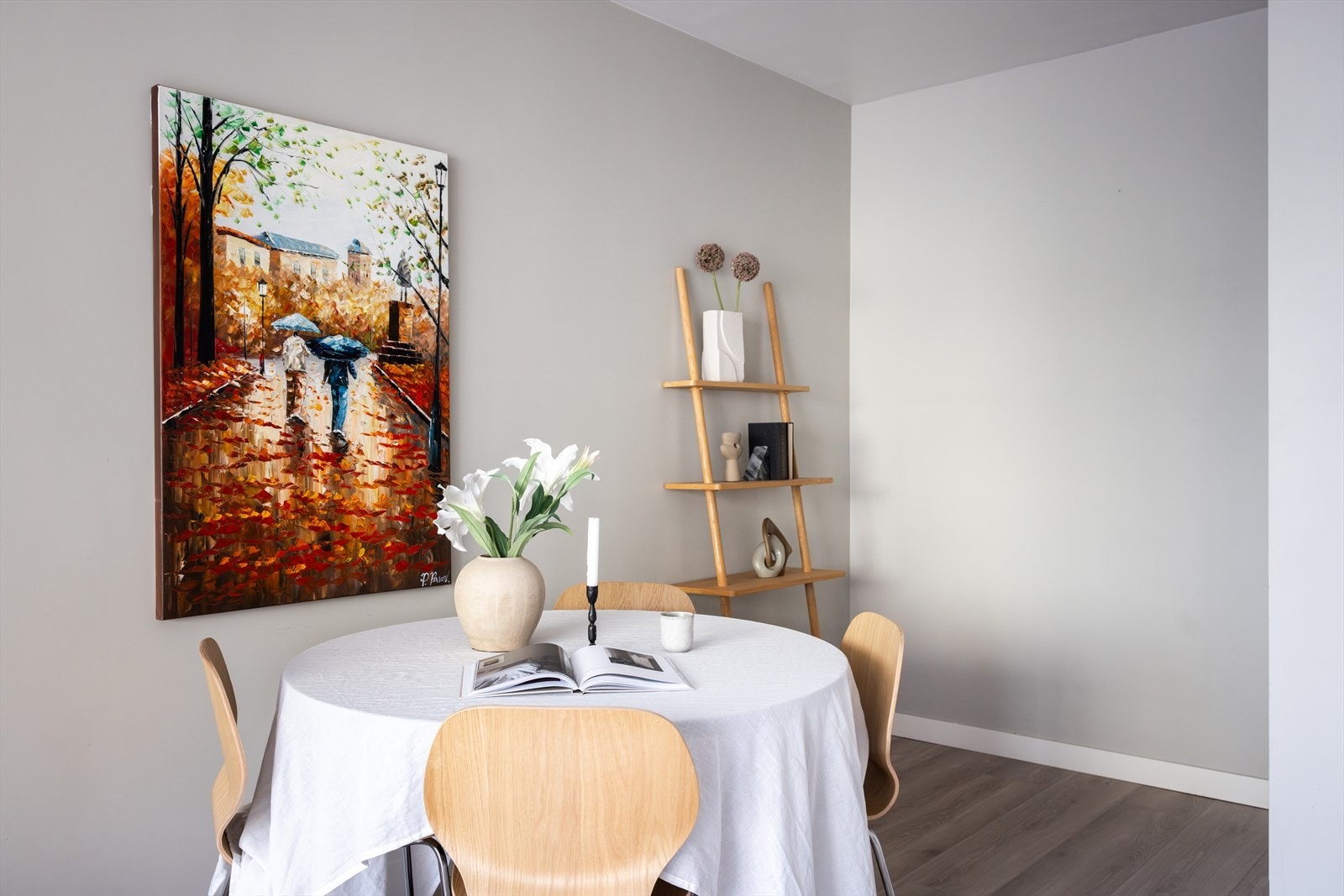 God plass til stort spisebord. Galleribilde