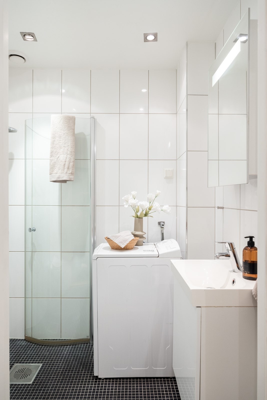 Flislagt bad med varmekabler i gulv. Badet ble pusset opp i 2013. Galleribilde