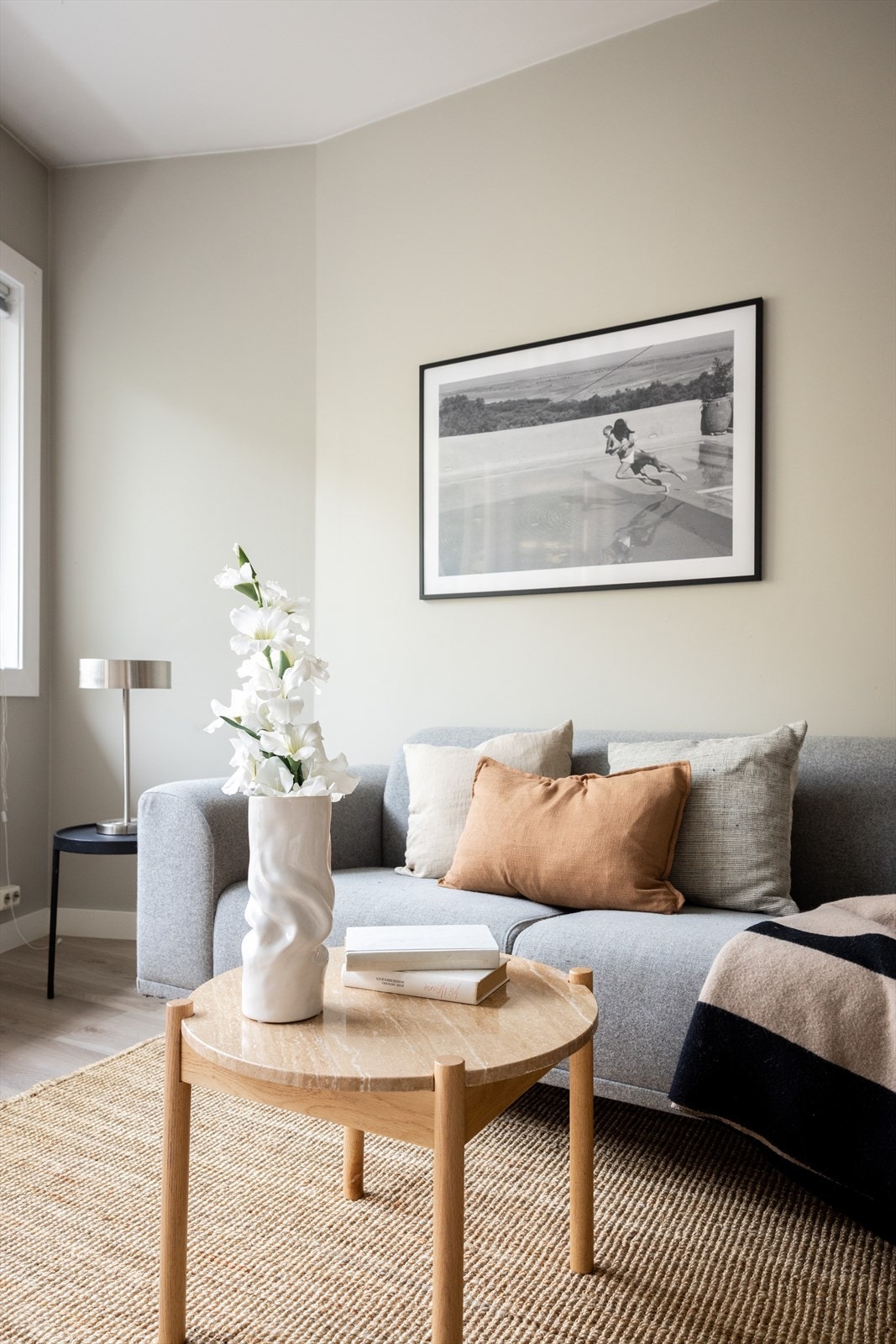 Overflatene er malt i en lun og pen beigetone i 2021. Galleribilde