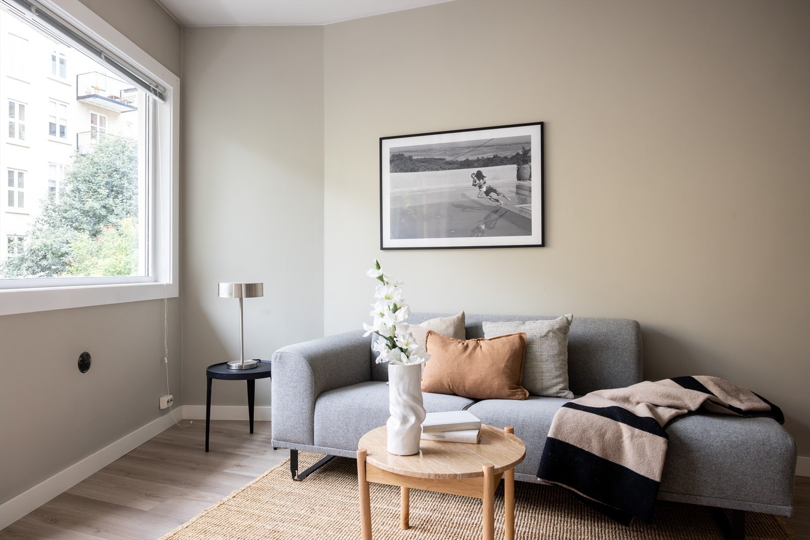 Leiligheten har en meget pen stue med nyere gulv og overflater malt i en lun beigetone i 2021. Galleribilde