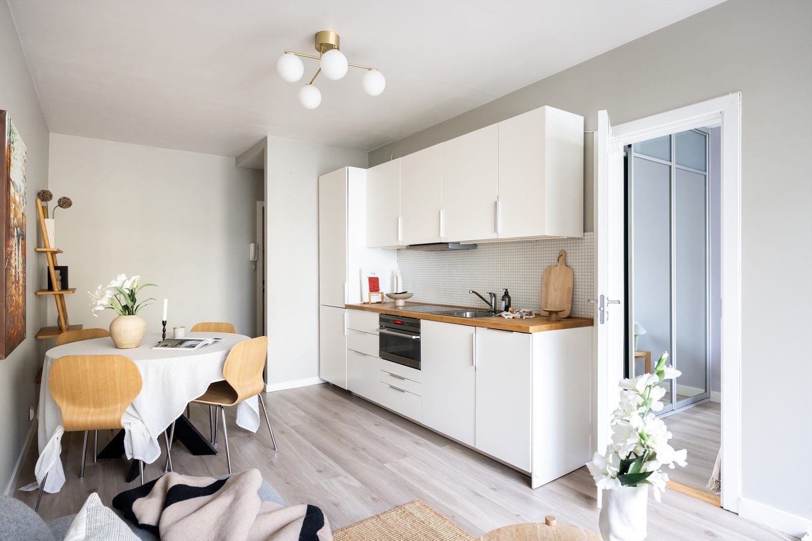 Stort oppholdsrom med god plass til sofa, tv-benk, hyller og spisebord. Galleribilde