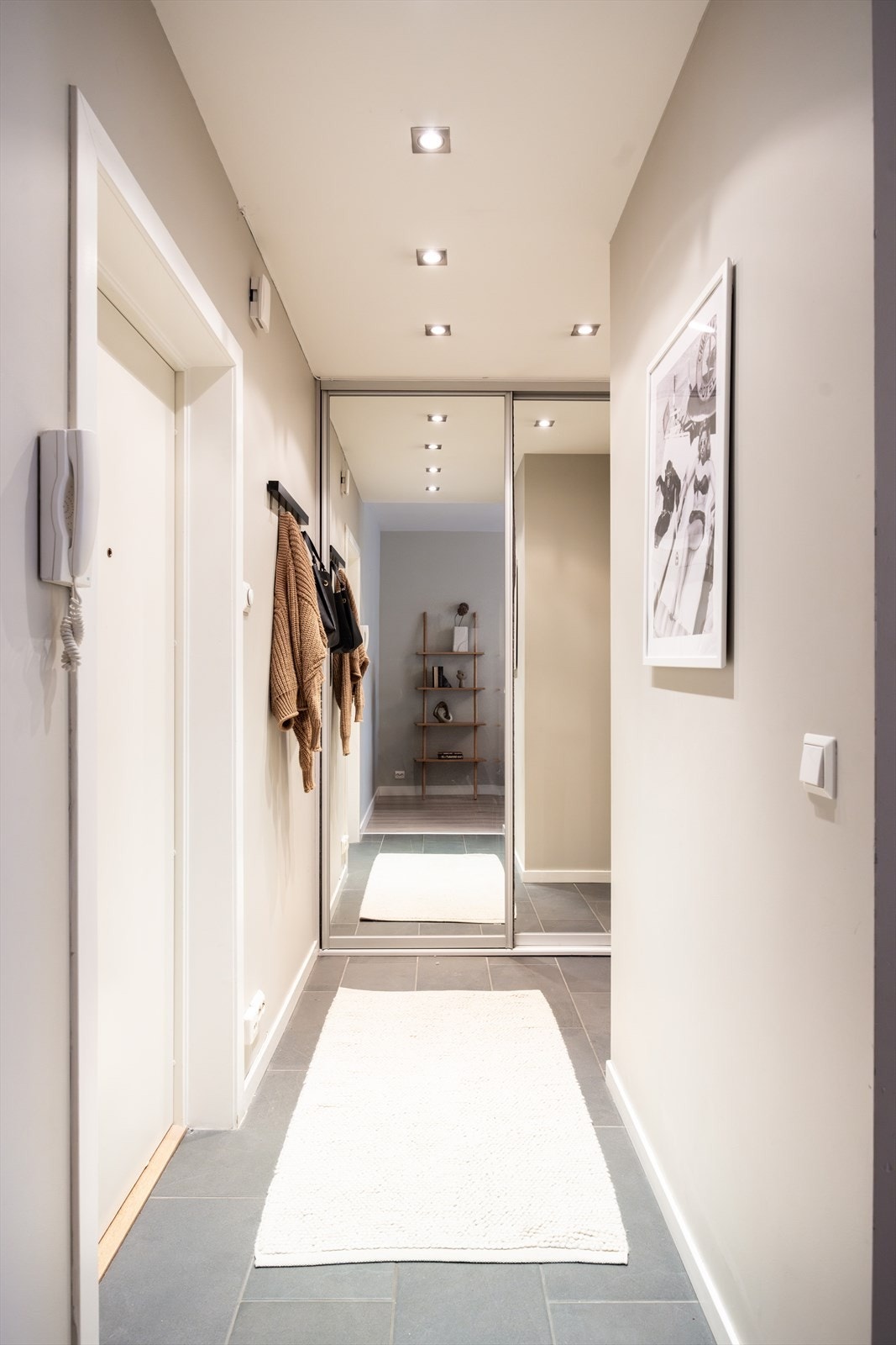 Gangen har en stor og romslig skyvedørsgarderobe med god lagringsplass. Galleribilde