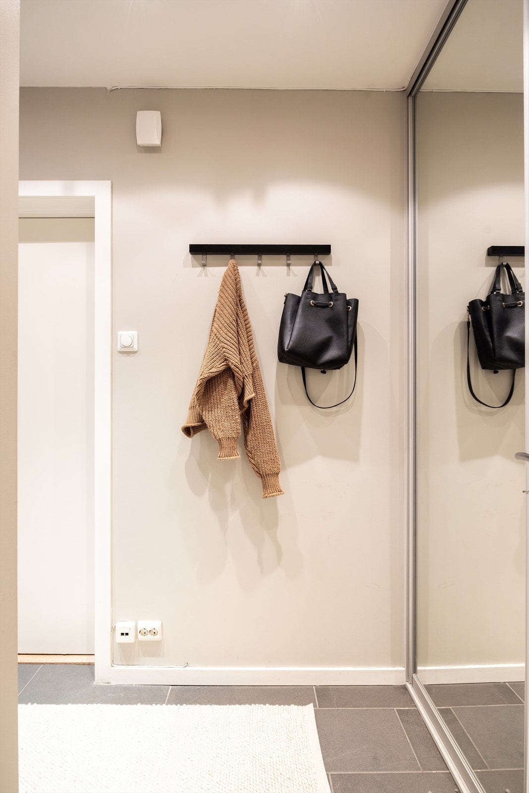 Gangen har flislagt gulv, downlights i himling og en stor skyvedørsgarderobe. Galleribilde