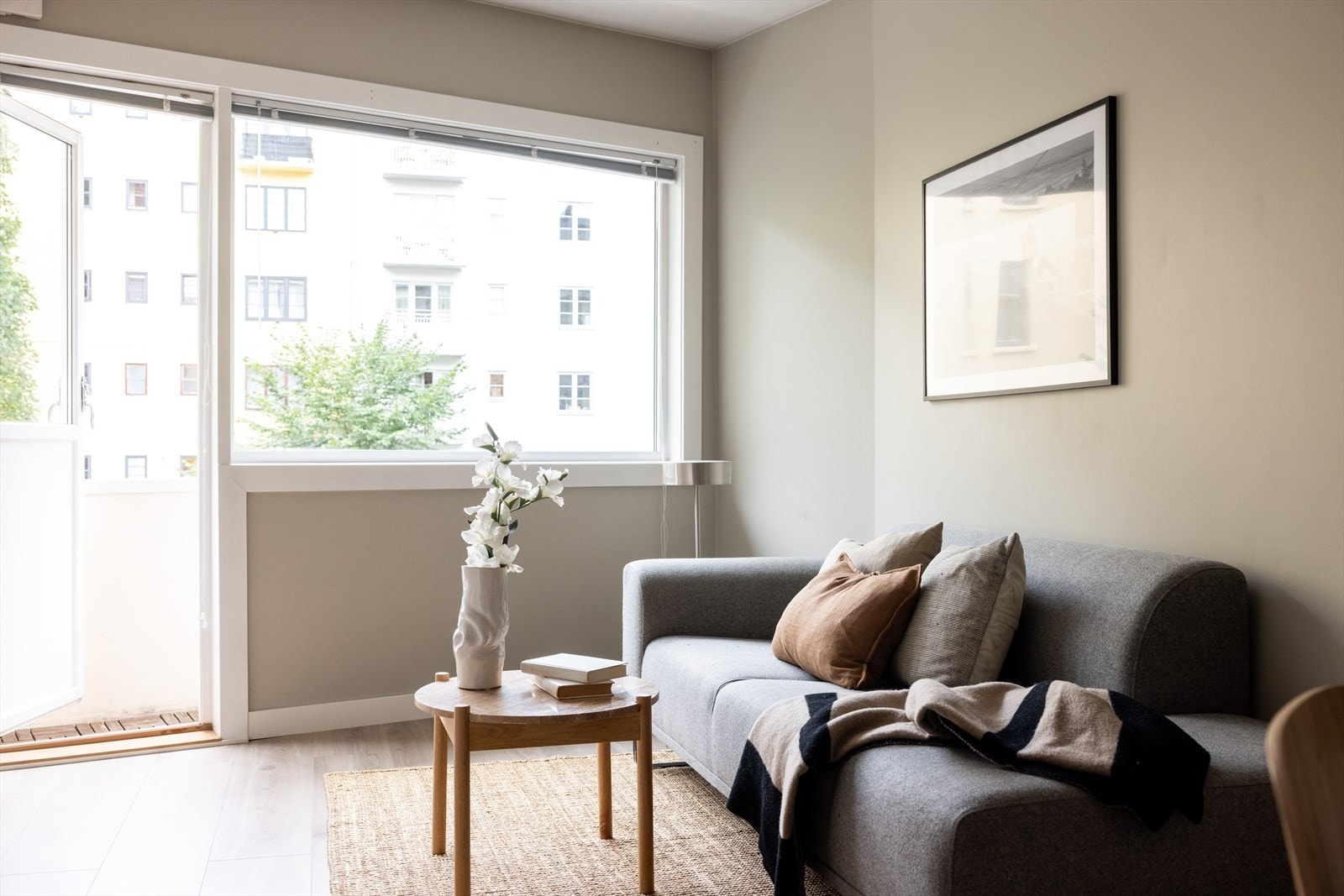 Stuen har god takhøyde og store vinduer mot vest som gir mye naturlig lys og en god romfølelse. Galleribilde