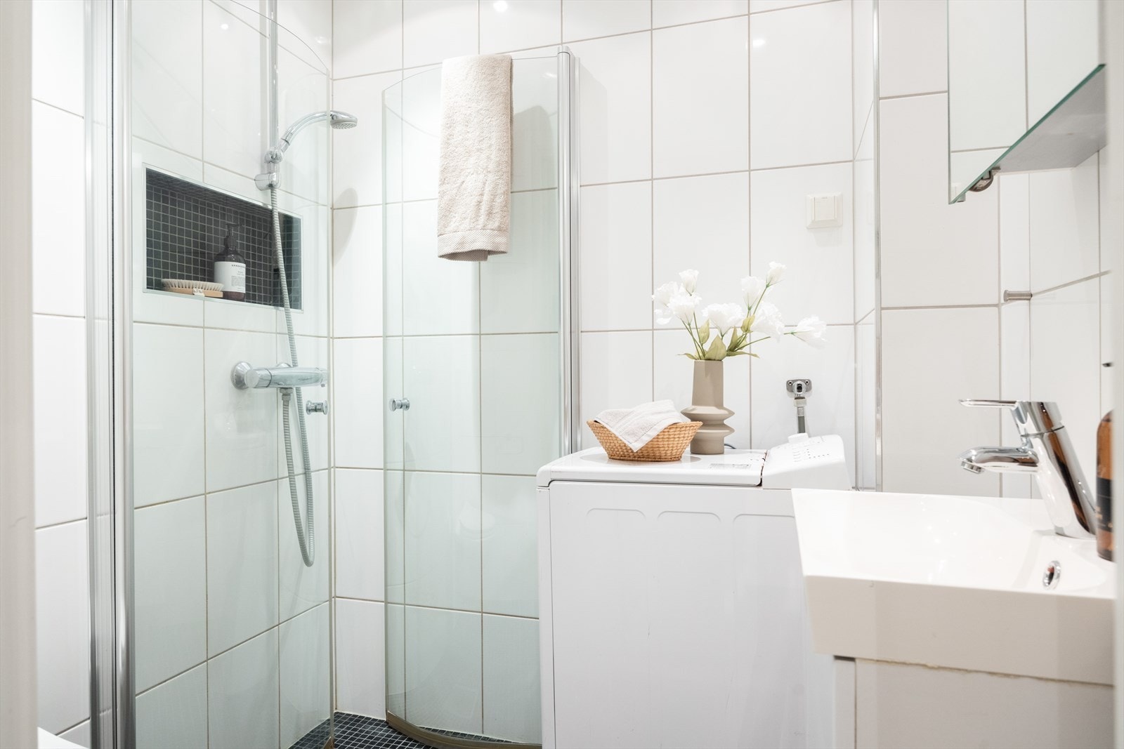 Badet inneholder servant med innredning, vegghengt toalett og dusjhjørne med integrert dusjhylle. Opplegg til vaskemaskin. Galleribilde
