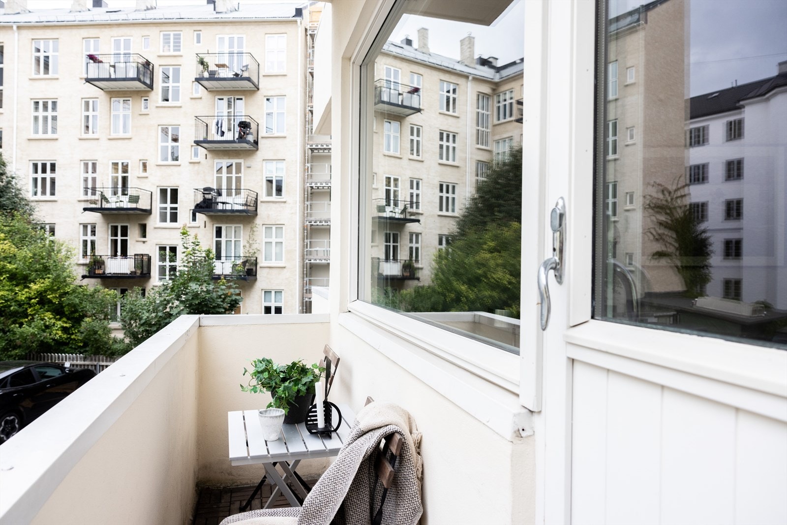 Vestvendt balkong på 2.1m² med sol fra rundt kl. 12/ 13, sommerstid. Galleribilde