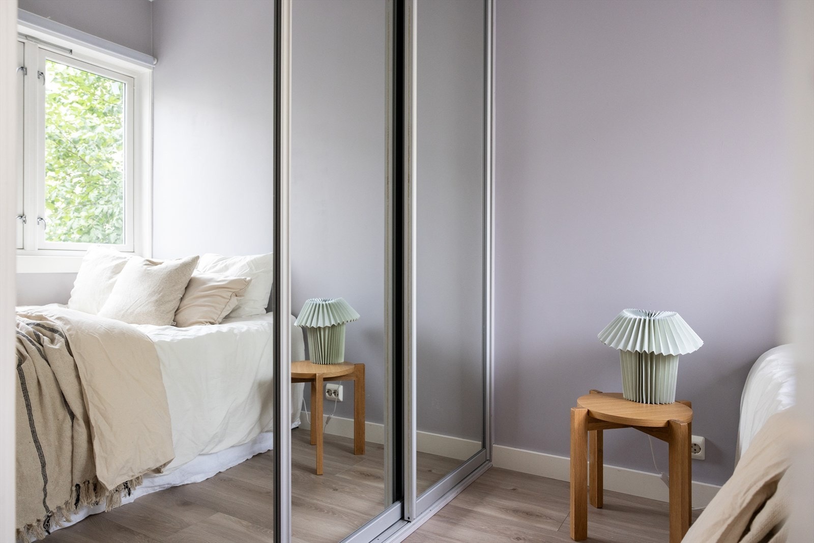 Stor skyvedørsgarderobe med god lagringsplass. Galleribilde