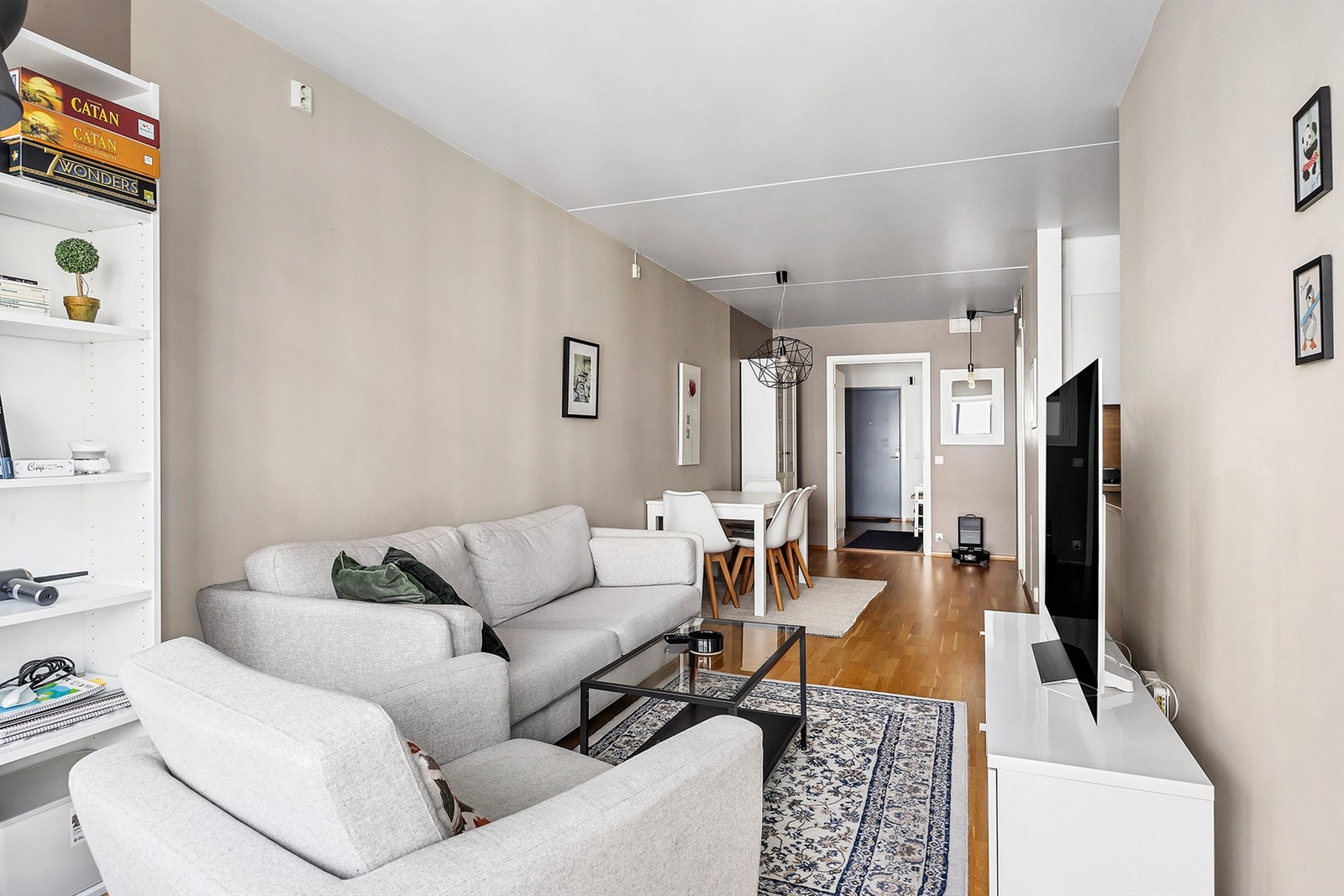 God plass i stuen til sofa- og spisegruppe Galleribilde