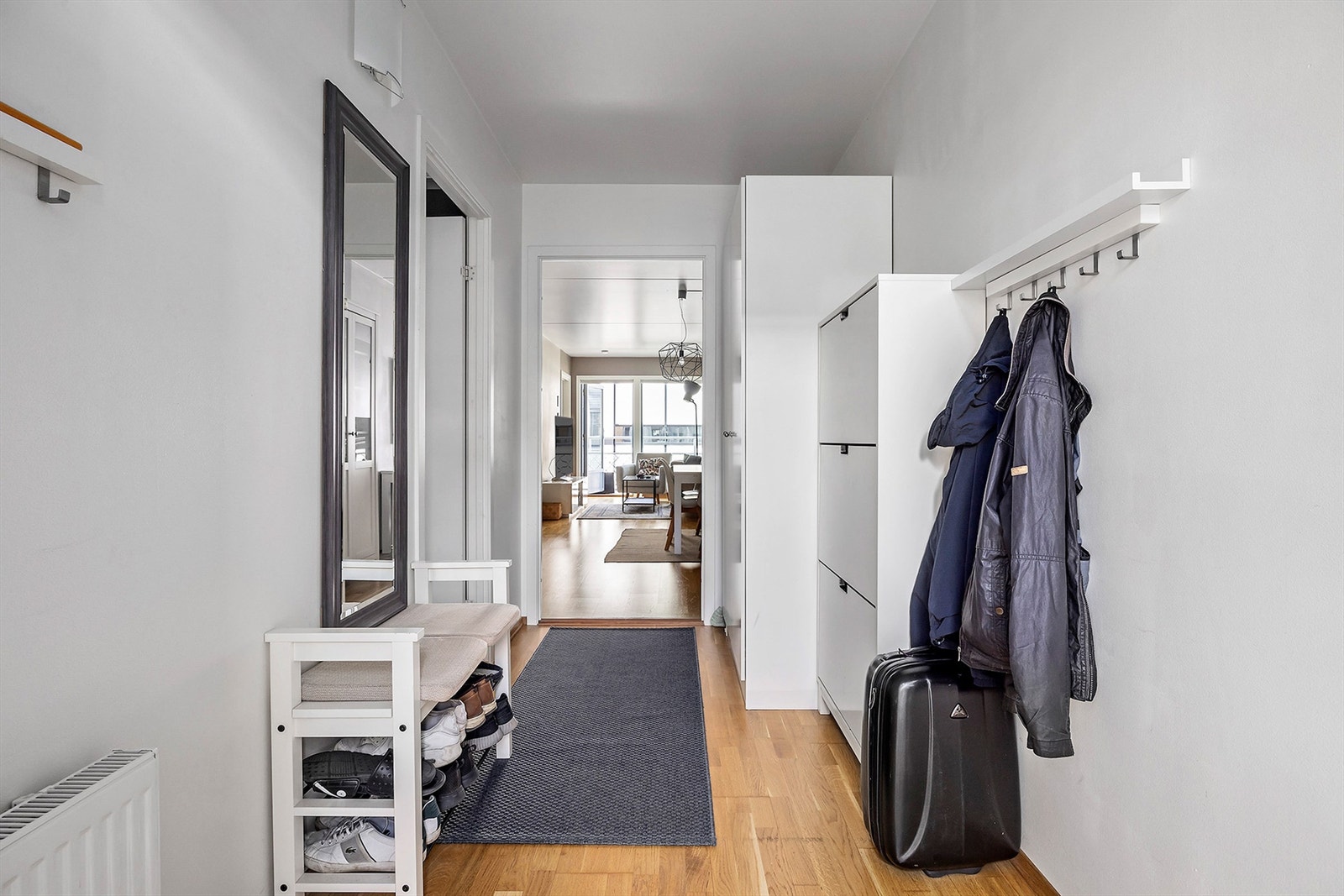 Gang med god plass til å sette fra seg yttertøy og sko Galleribilde