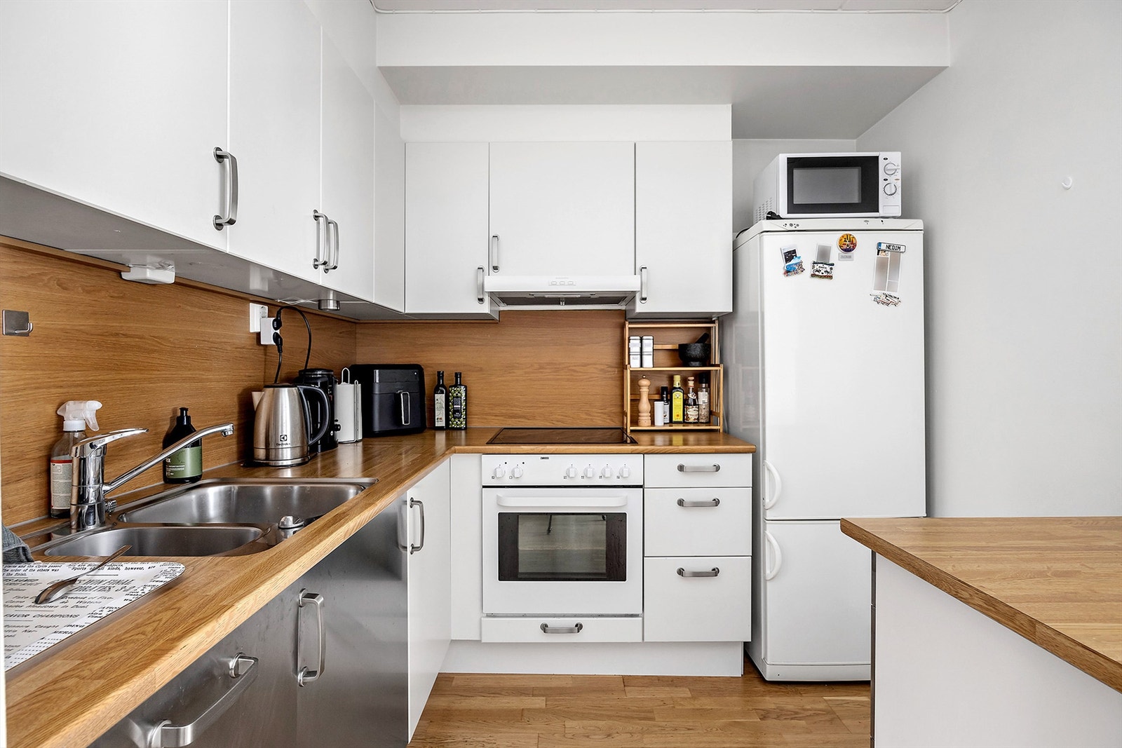 Praktisk kjøkken delvis adskilt fra stuen Galleribilde