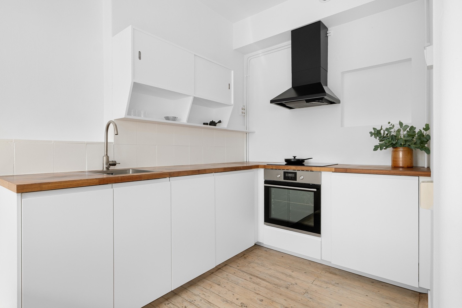 Det er godt med skap- og benkeplass på kjøkkenet for oppbevaring og matlaging. Galleribilde