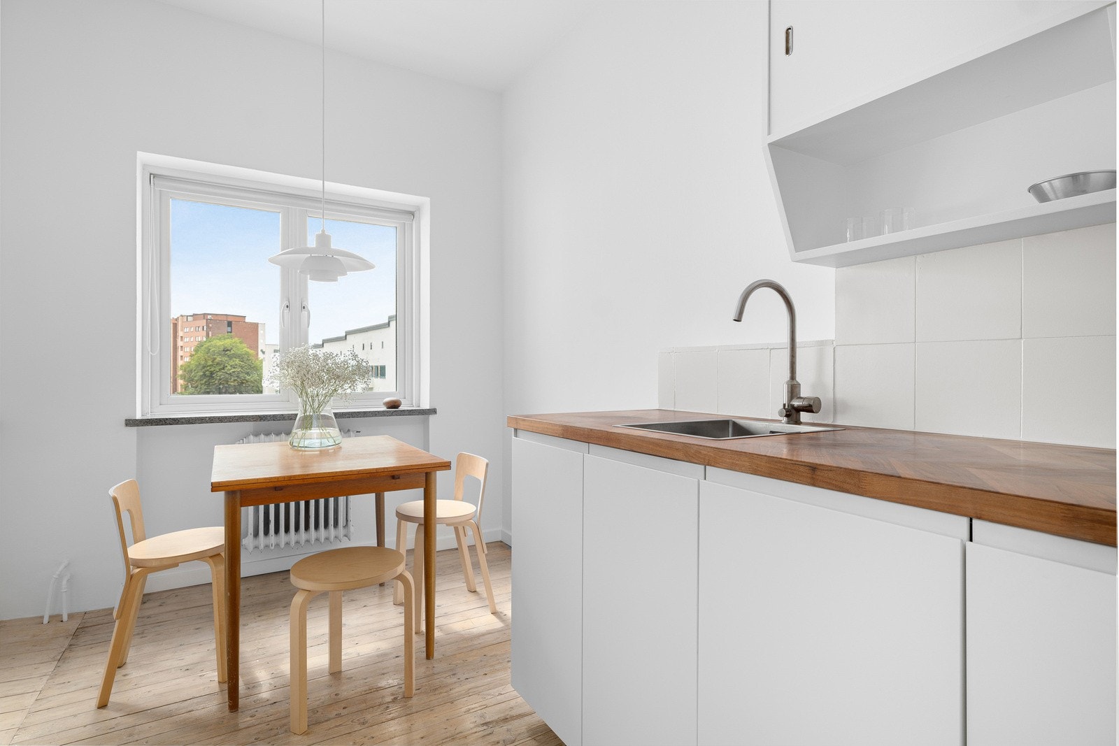 På kjøkkenet er det hvitevarer som integrert stekeovn, kjøleskap med frysedel og oppvaskmaskin. Galleribilde