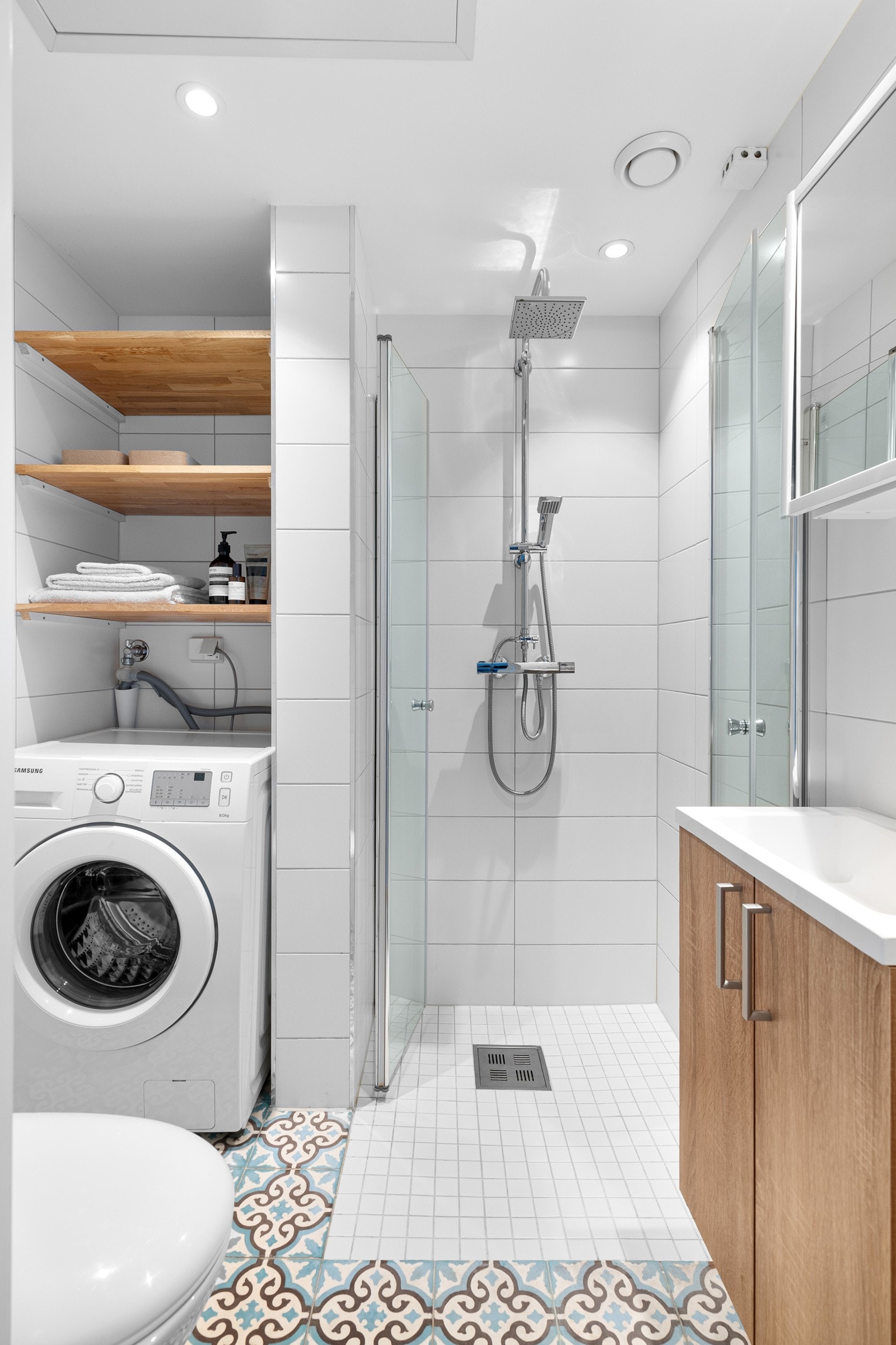 Delikat og flislagt baderom fra 2018. Galleribilde