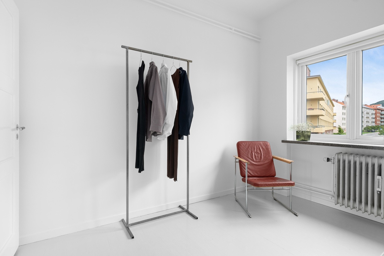 Det er malt gulv i heltre. Galleribilde