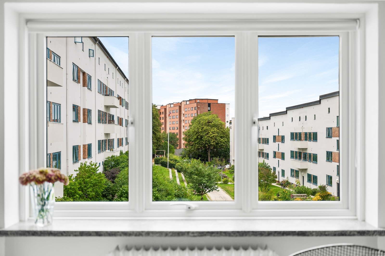 Leiligheten ligger i byggets 2. etasje og har en gjennomgående planløsning med fin utsikt fra vinduene. Galleribilde