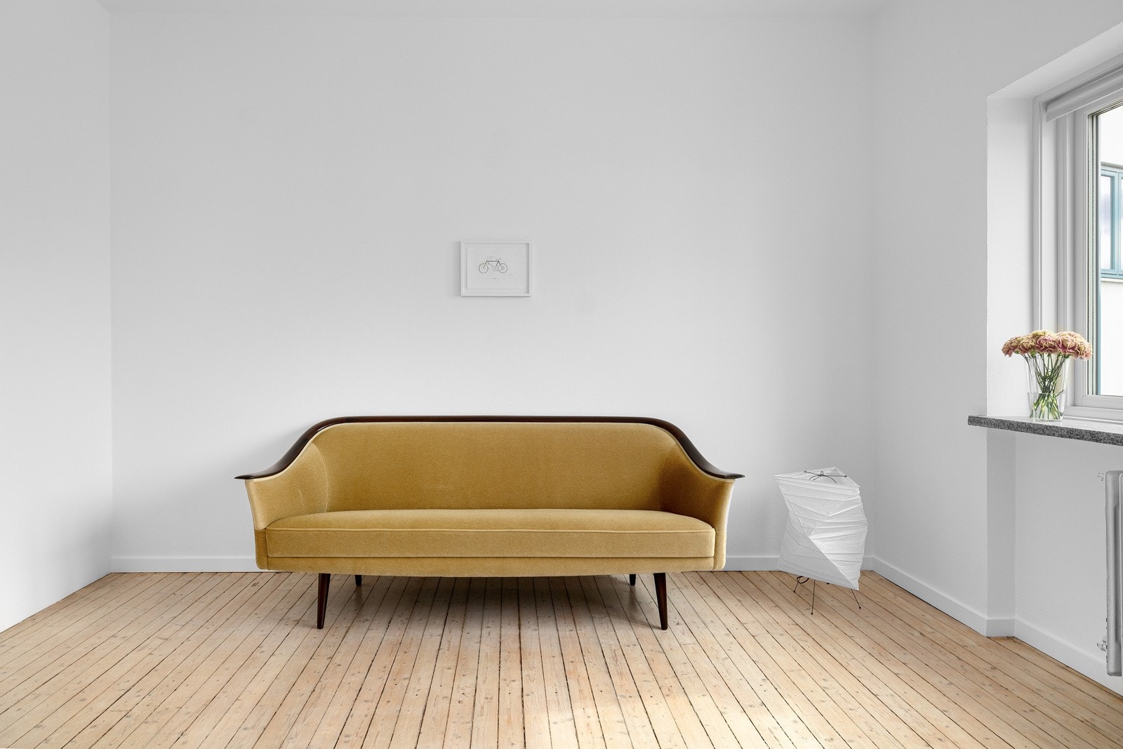 Boligen har en takhøyde på opptil 2,75 meter, som sørger for en luftig og god atmosfære. Galleribilde