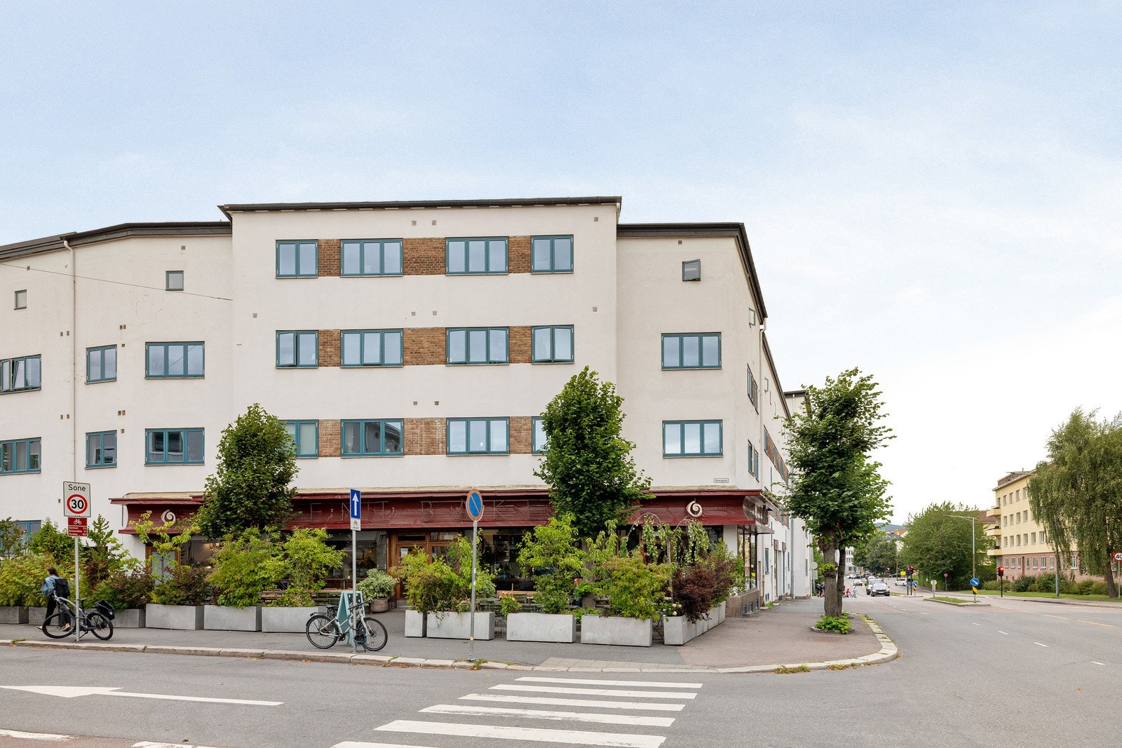 Nærhet til t-bane, busser og trikk. Galleribilde