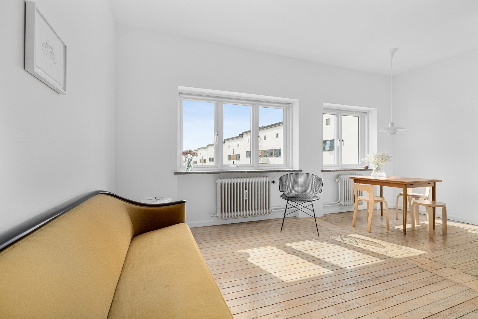 Kjøkkenet har åpen løsning mot stue som er perfekt for sosiale sammenkomster. Galleribilde