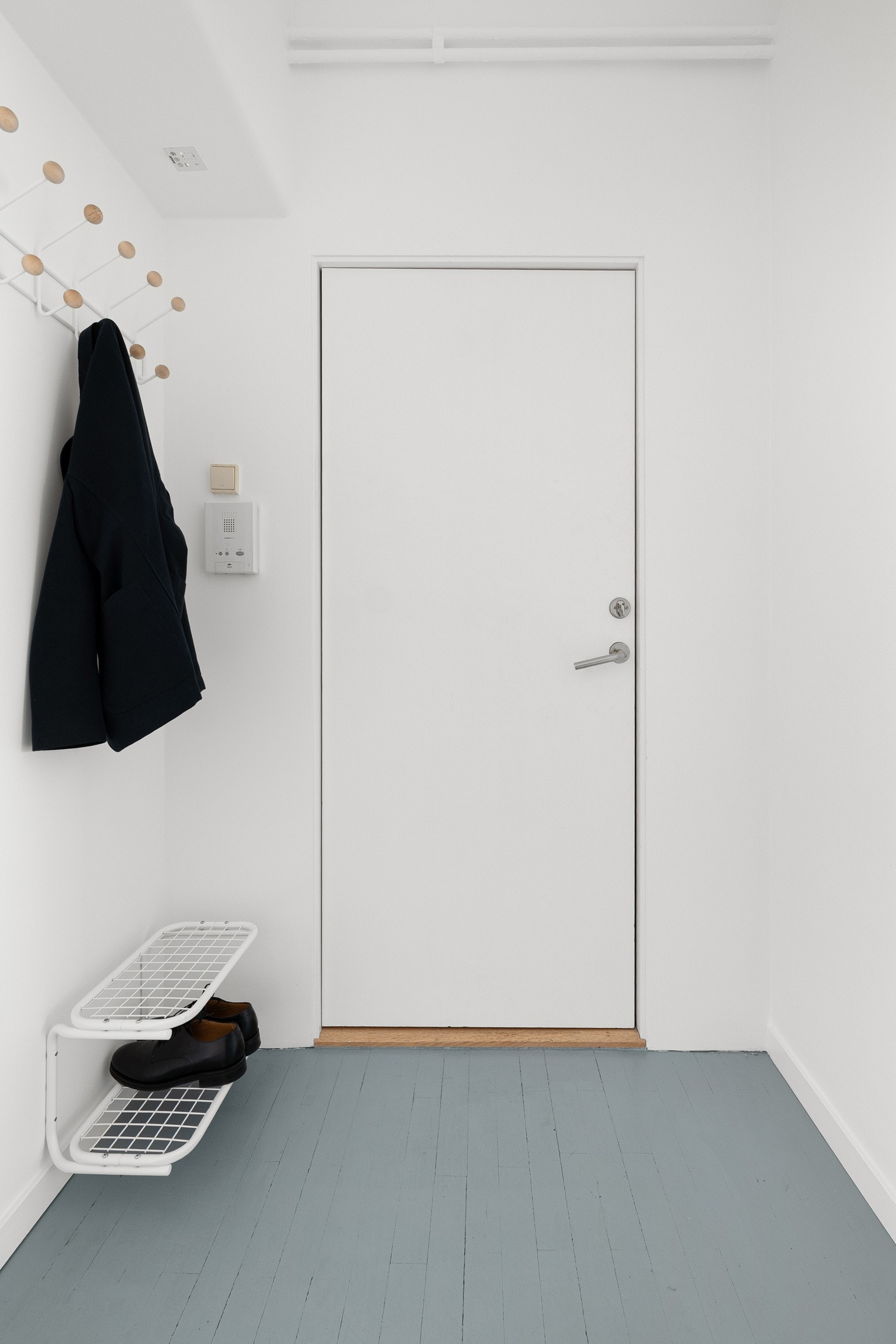 Når du kommer inn i boligen, er det første du møter en lys entré. Galleribilde