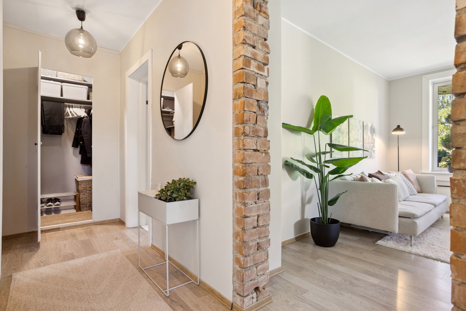 Romslig entré med tilgang til kott. Galleribilde