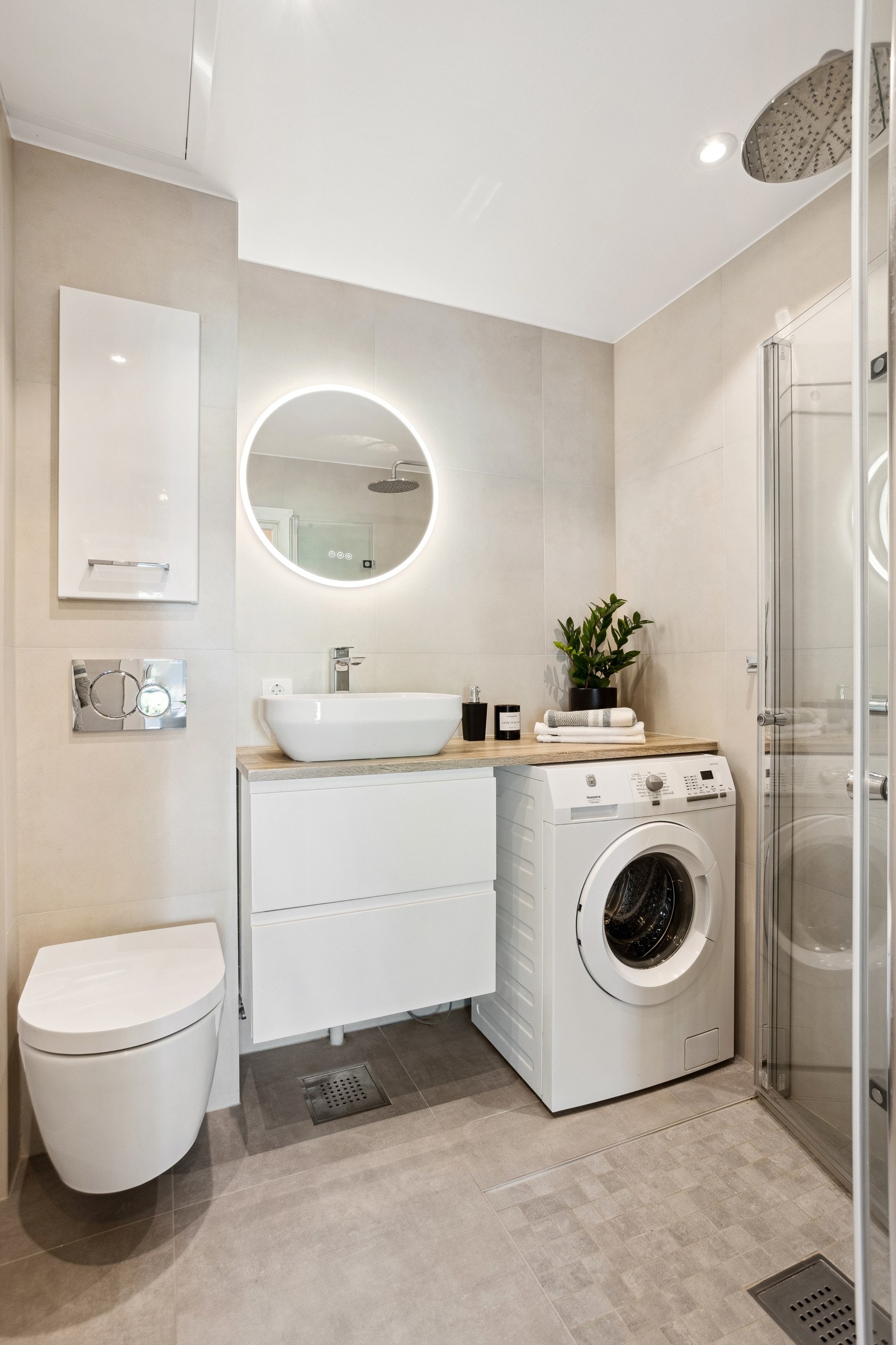 Pent flislagt bad pusset opp i 2023. Vaskemaskin medfølger salget. Varmekabler på bad. Galleribilde