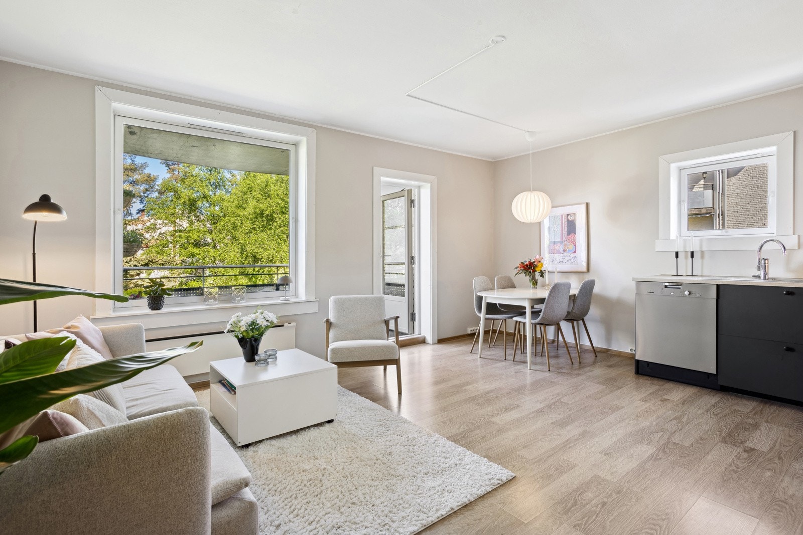 Åpen stue- og kjøkkenløsning. Galleribilde