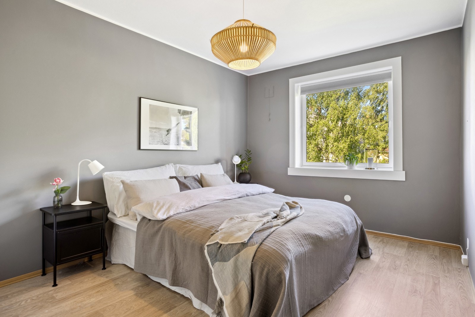 Hovedsoverom med god plass til seng og garderobeløsninger. Galleribilde