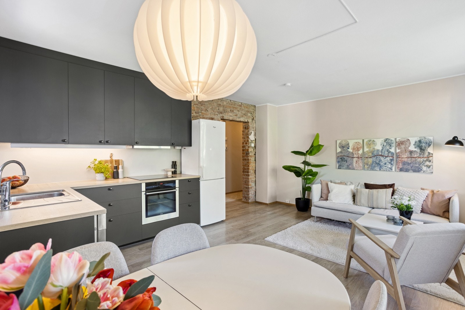 Kjøkken med mye skap- og benkeplass. Galleribilde