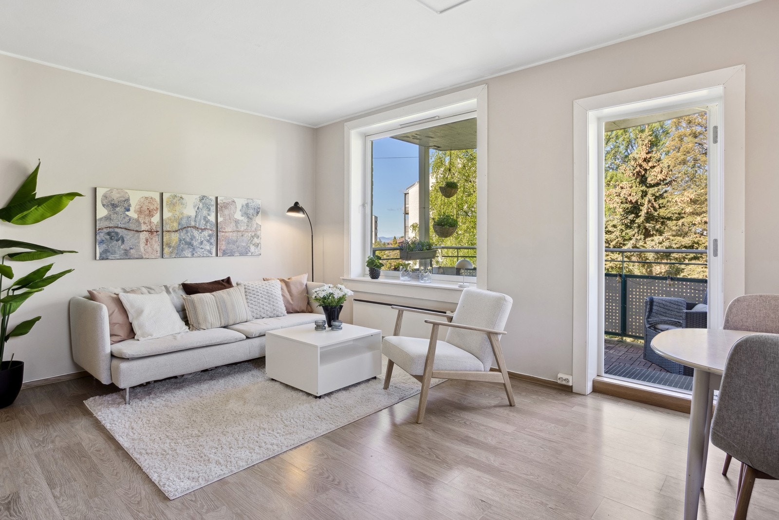 Romslig og lys stue med store vindusflater. Galleribilde